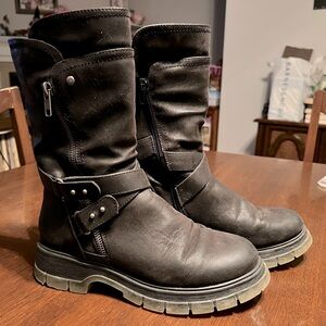 Mia boots. Side zipper mid height. Above rhe ankle no where near the knew